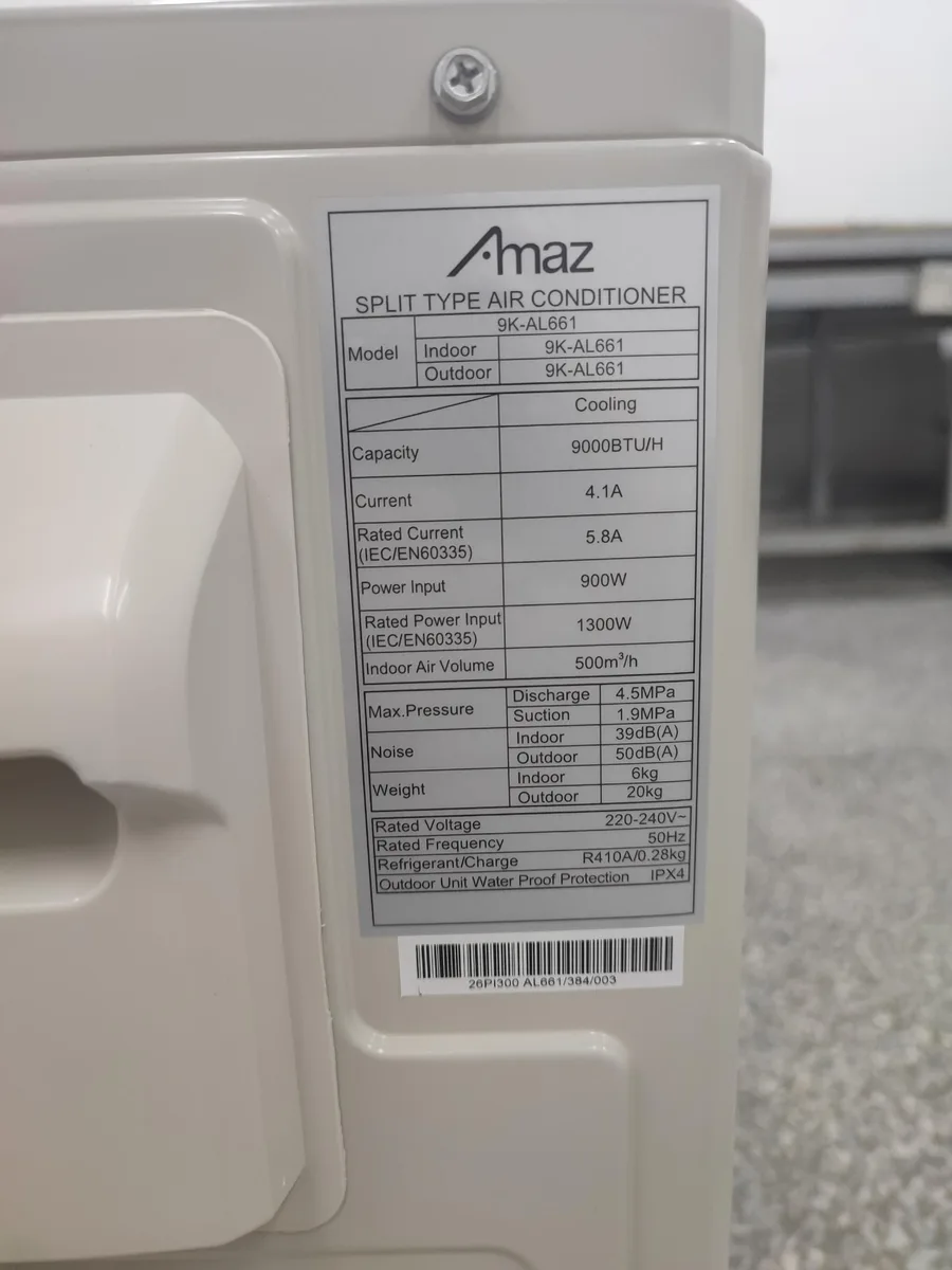 Placa de características AMAZ con campos de modelo y datos nominales