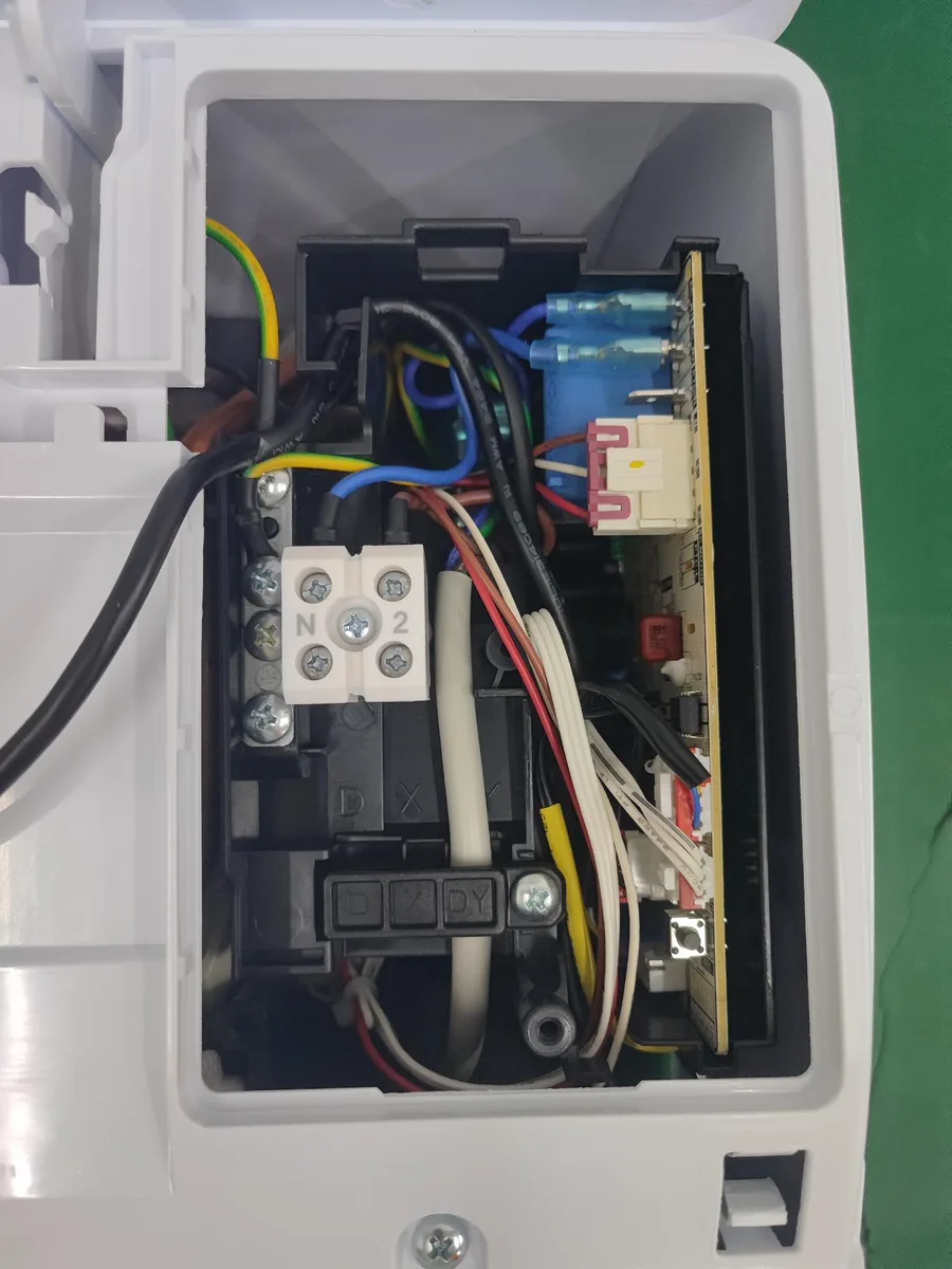 Compartimento eléctrico de aire acondicionado con cables y terminales